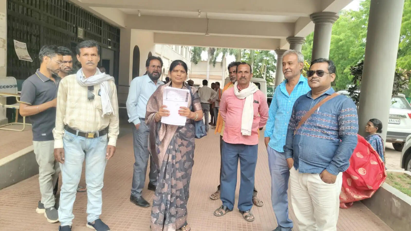 बिना किसी वित्तीय अनियमितता के कर दिया पद से बर्खास्त, कलेक्टर से शिकायत