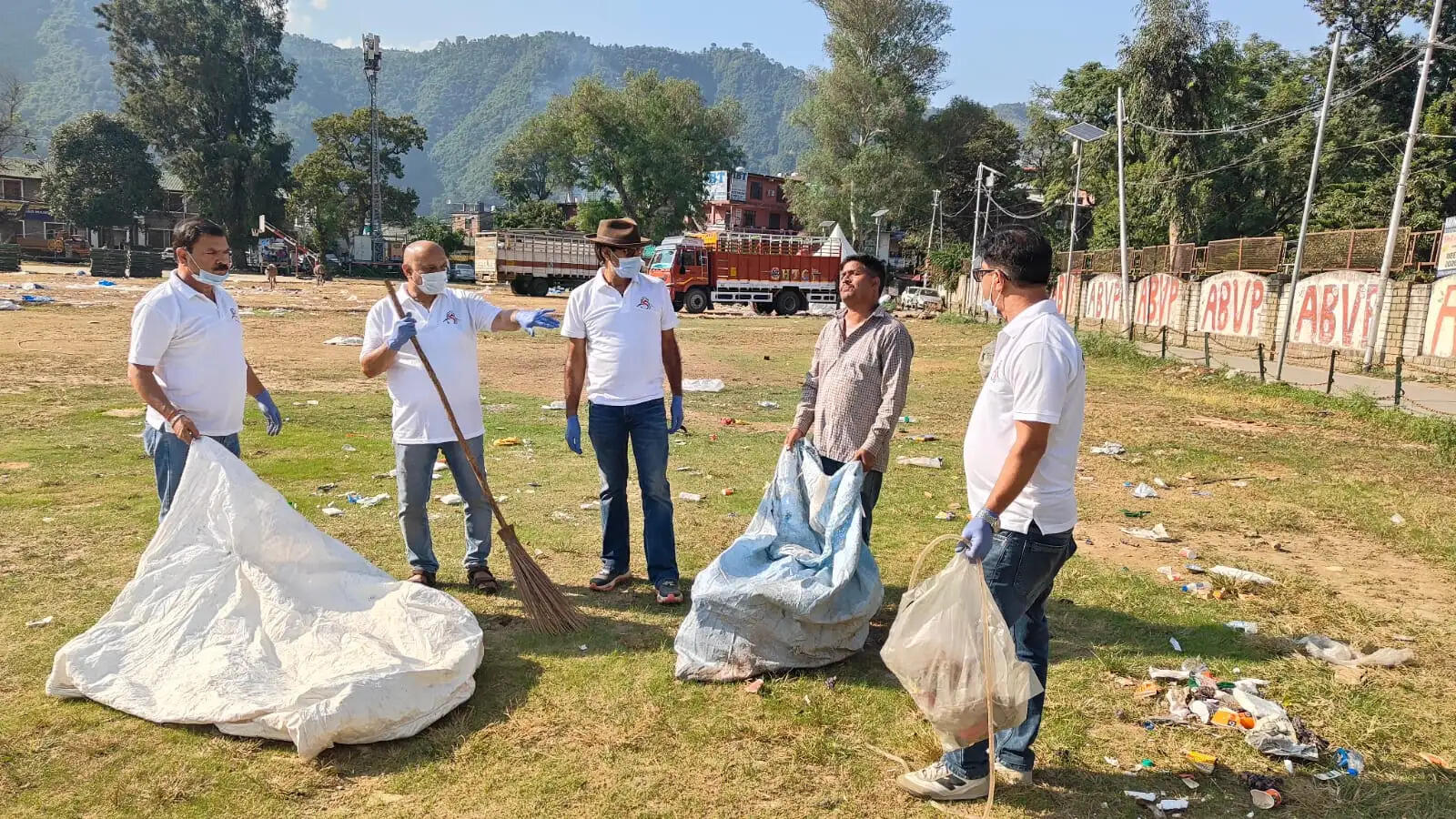 शाख की टीम ने आयोजन स्थल पड्डल मैदान में चलाया सफाई अभियान
