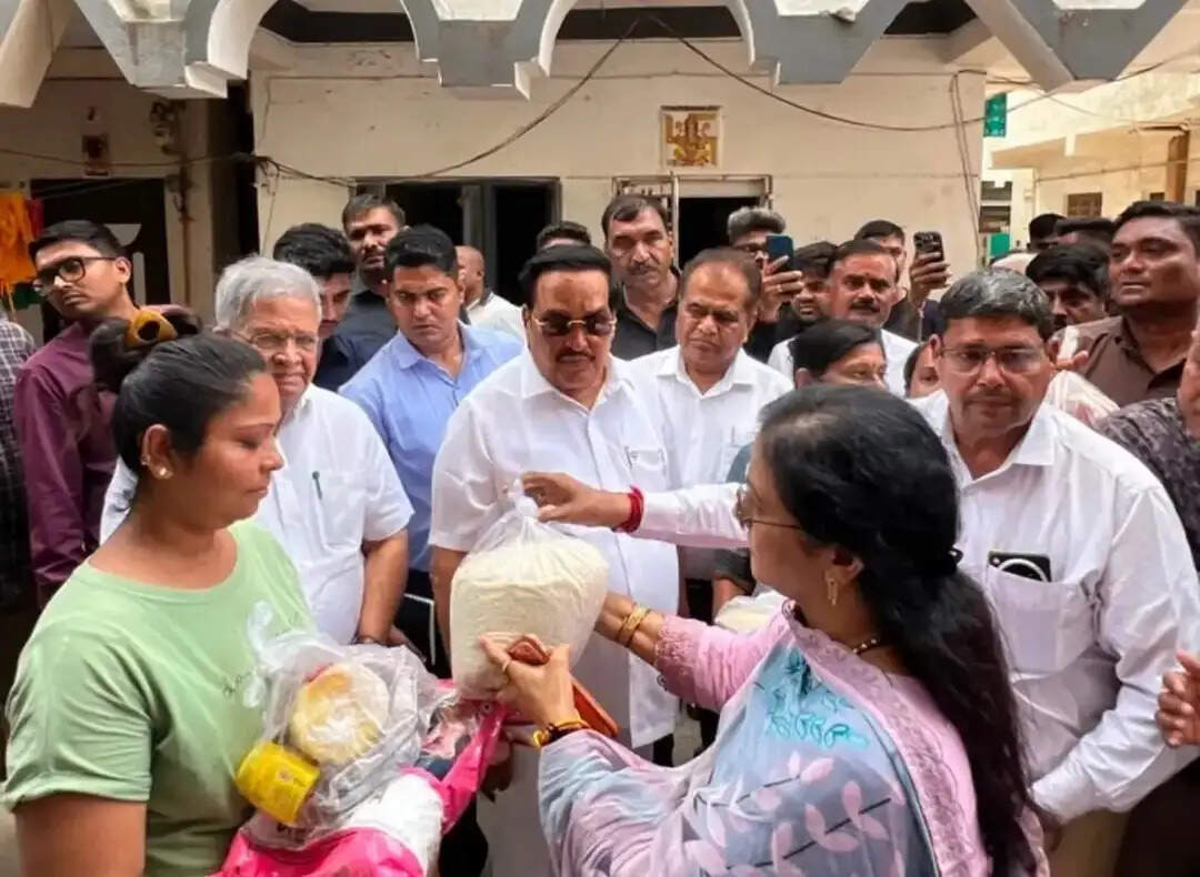बाढ़ प्रभावितों के बीच पहुंचे सी.आर. पाटिल, गीतानगर और पटेलनगर में बांटी सहायता