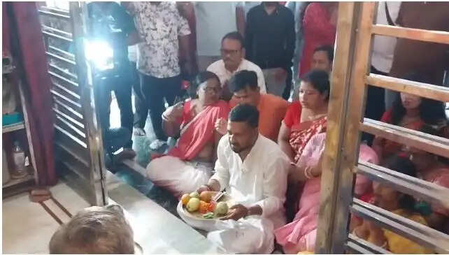 बीजेपी उम्मीदवार शंकर घोष ने मंदिर में की पूजा, ‘नए बंगाल’ की कामना