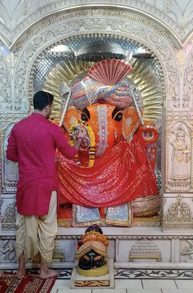 पुष्य नक्षत्र प्रथम पूज्य गणेश जी महाराज का वेद मंत्रोच्चार के साथ हुआ अभिषेक