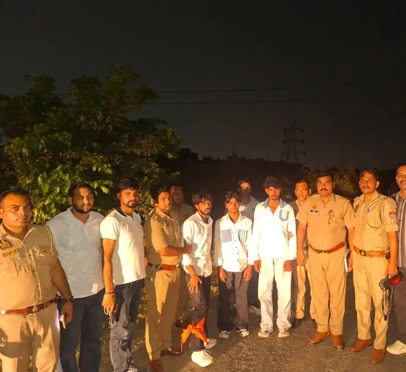पुलिस मुठभेड़ में तीन शातिर लुटेरे गिरफ्तार, एक के पैर में लगी गोली