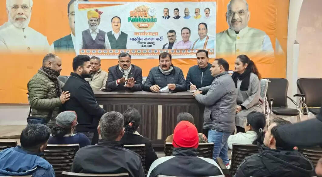 जनता दरबार में लोगों की समस्याएं सुनी, नेकां सरकार को बताया बुनियादी सेवाओं में विफल