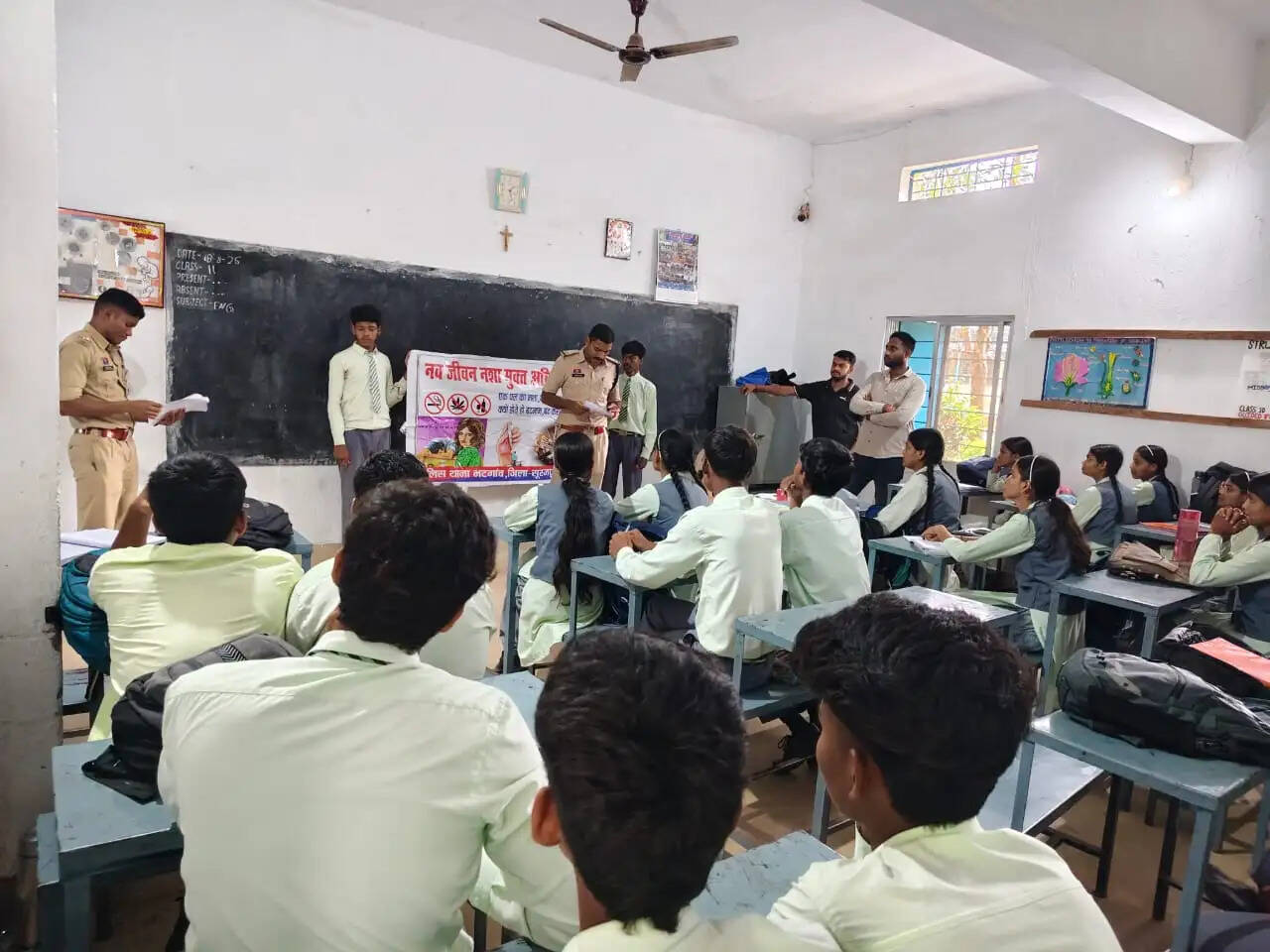 साइबर जागृति अभियान के तहत स्कूलों में पहुंची पुलिस, 1000 से अधिक लोगों को किया जागरूक