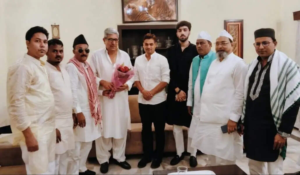 मियां साहब को ईद की मुबारकबाद देने इमामबाड़ा मुतवल्लियान कमेटी के लोग मोहद्दीपुर आवास पर पहुंचे