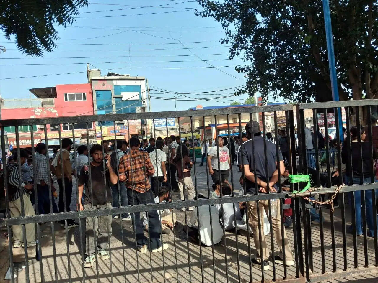 हिसार : घायल छात्रा को आर्थिक मदद व अन्य मांगों पर विद्यार्थियों ने किया प्रदर्शन