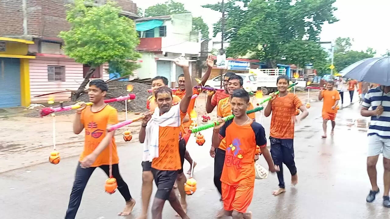 सावन माह के पहले सोमवार पर शिवभक्तों ने किया जलाभिषेक