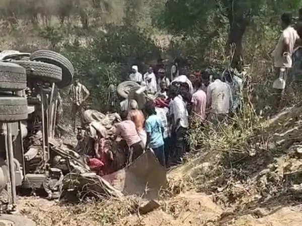 उन्नाव: डंपर की टक्कर में बोलेरो सवार तीन महिलाओं की मौत