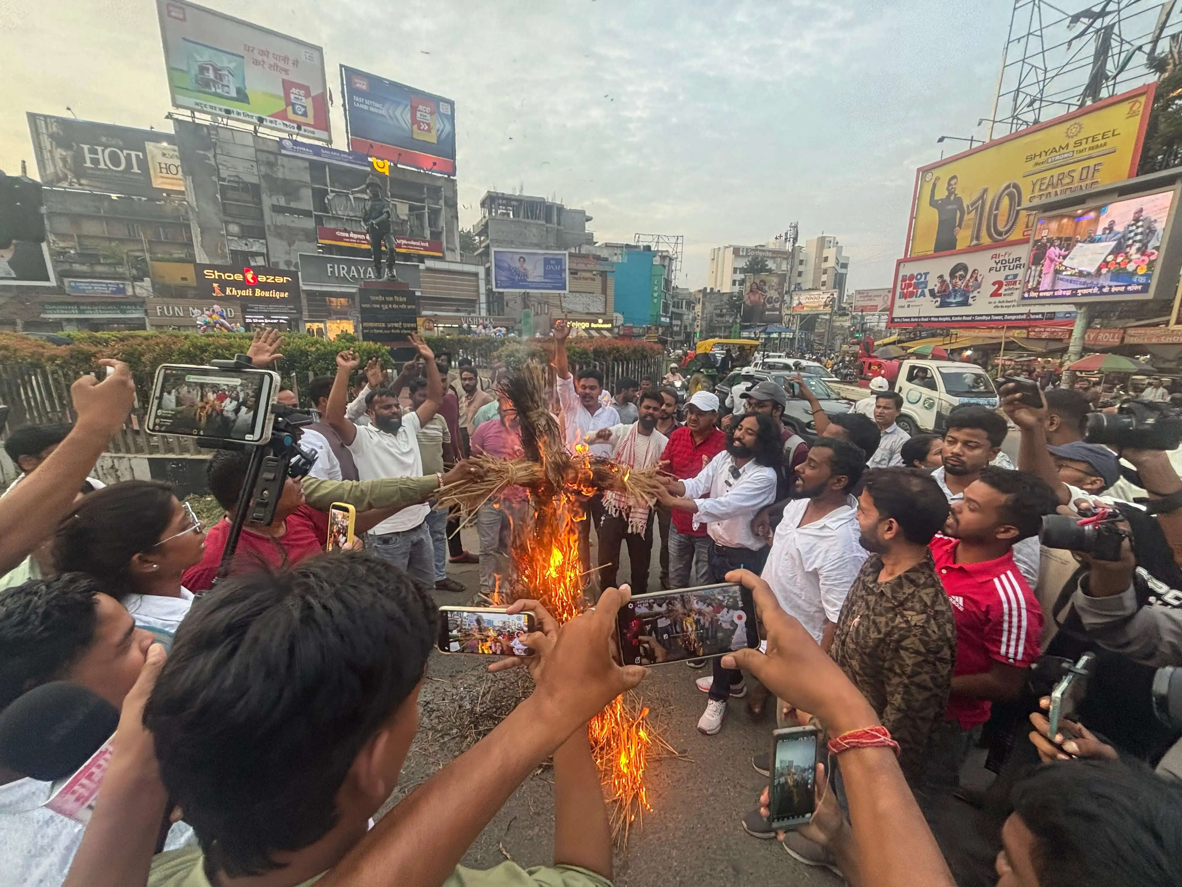 जेएलकेएम ने जेपीएससी अध्यक्ष का फूंका पुतला