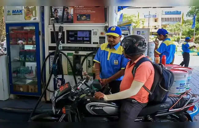 दुनिया के दूसरे देशों से भारत में अब भी पेट्रोल-डीजल सस्ता, ज्यादा कीमतों की वजह राज्यों का वैट