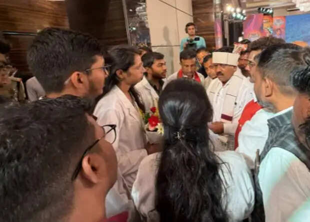 डॉक्टरों ने स्टाइपेंड बढ़ोत्तरी की मांग को लेकर उपमुख्यमंत्री काे साैंपा ज्ञापन