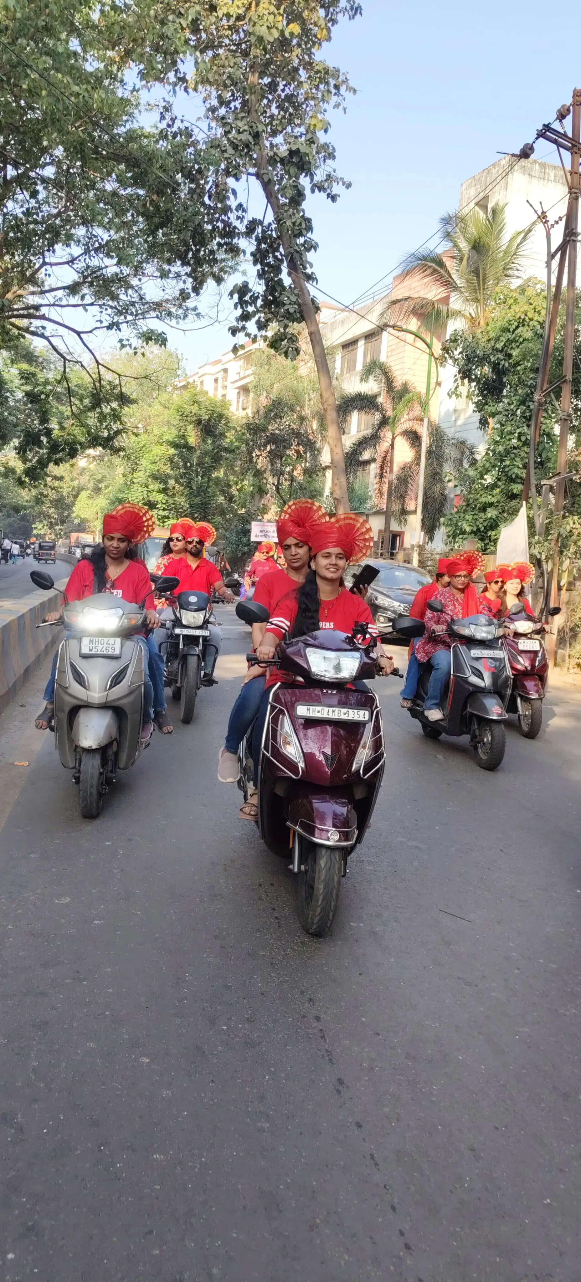 महिला दिवस पर ठाणे में संकल्प स्कूल छात्राओं की बाइक रेली