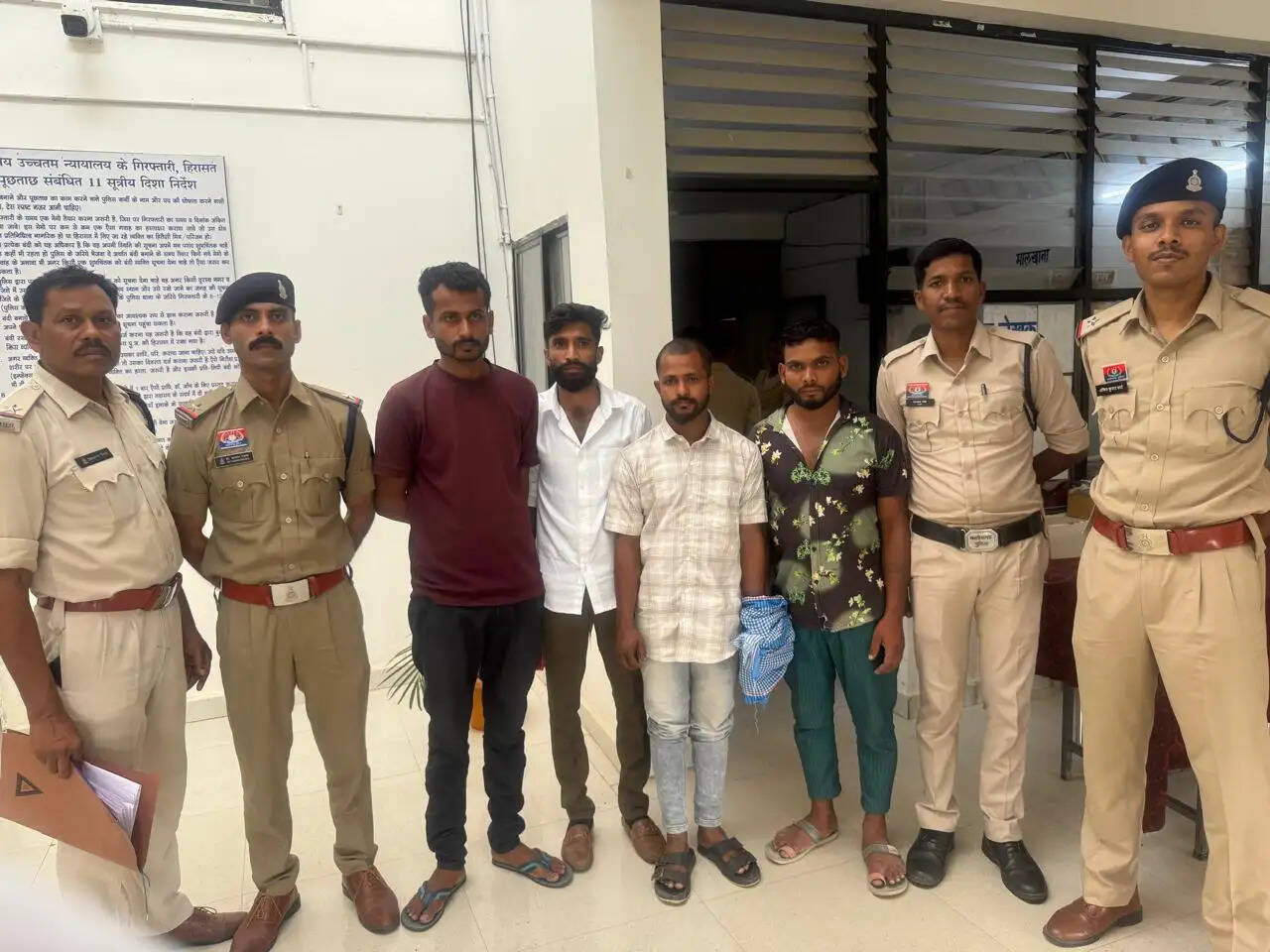बलरामपुर : राष्ट्रीय राजमार्ग पर लूट और मारपीट करने वाले चार आरोपित गिरफ्तार, बोलेरो वाहन जब्त