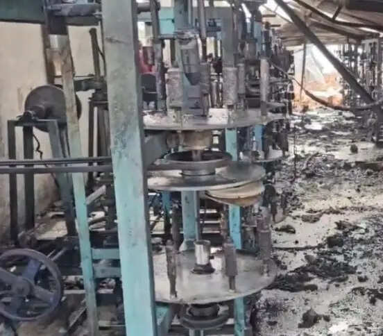 पटाखा फैक्टरी में भीषण विस्फोट, इमारत जमींदोज, 5 से अधिक श्रमिक घायल