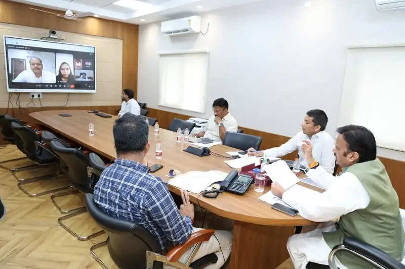 ग्रामीण क्षेत्रों में सेवाभाव और समर्पण के साथ स्वास्थ्य सेवाएँ दें बांड डॉक्टर्स : उप मुख्यमंत्री शुक्ल