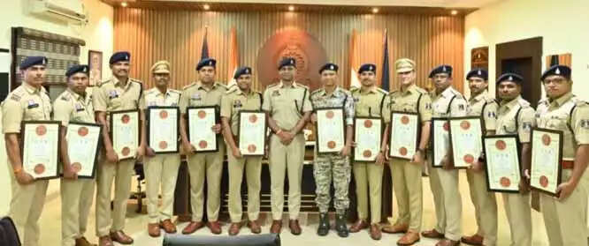 नक्सल मोर्चे पर उत्कृष्ट सेवा के लिए दंतेवाड़ा के 14 पुलिस अधिकारी सम्मानित