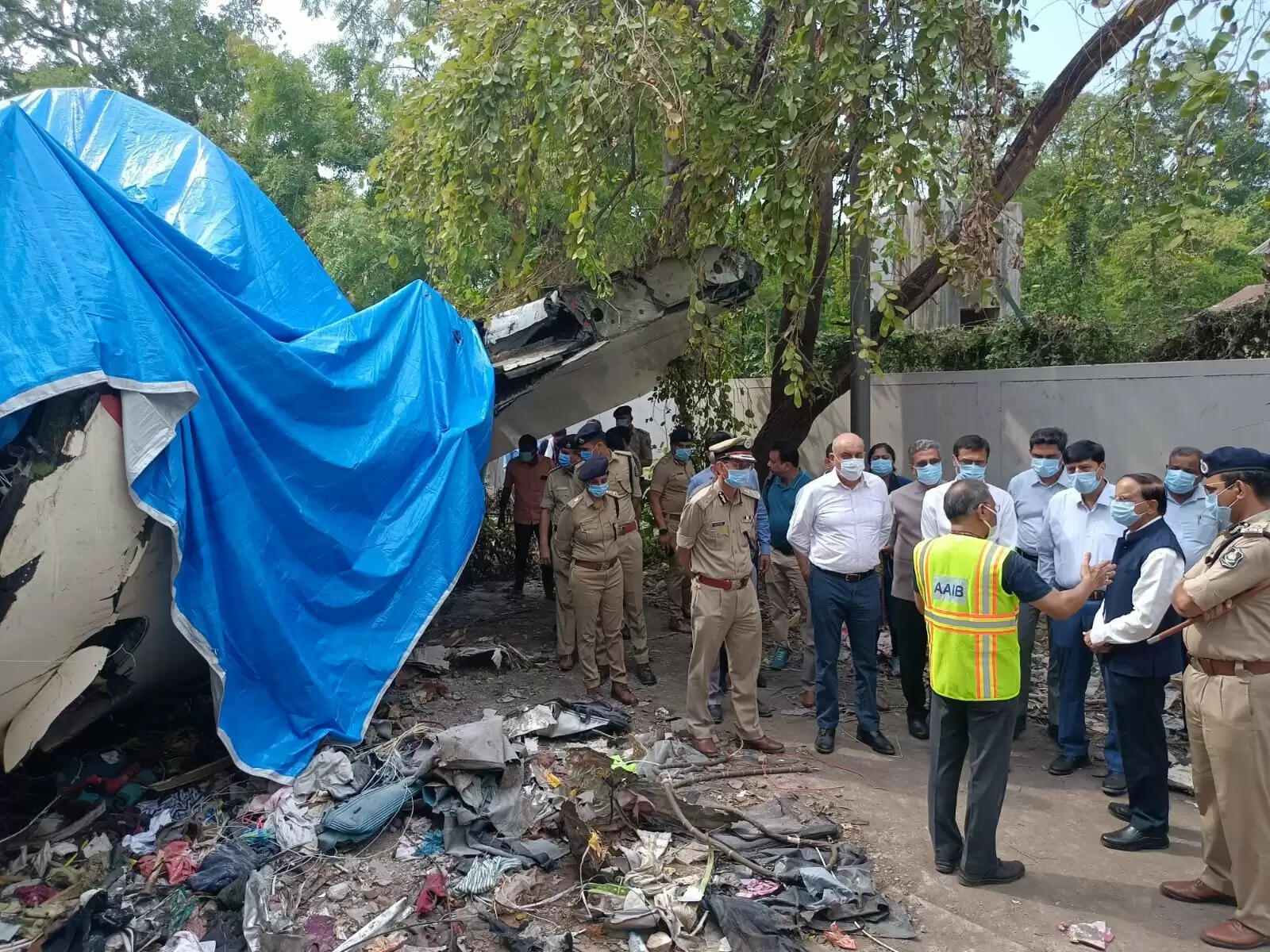 प्रधानमंत्री के प्रधान सचिव ने विमान दुर्घटना स्थल पर राहत और बचाव कार्यों की समीक्षा की