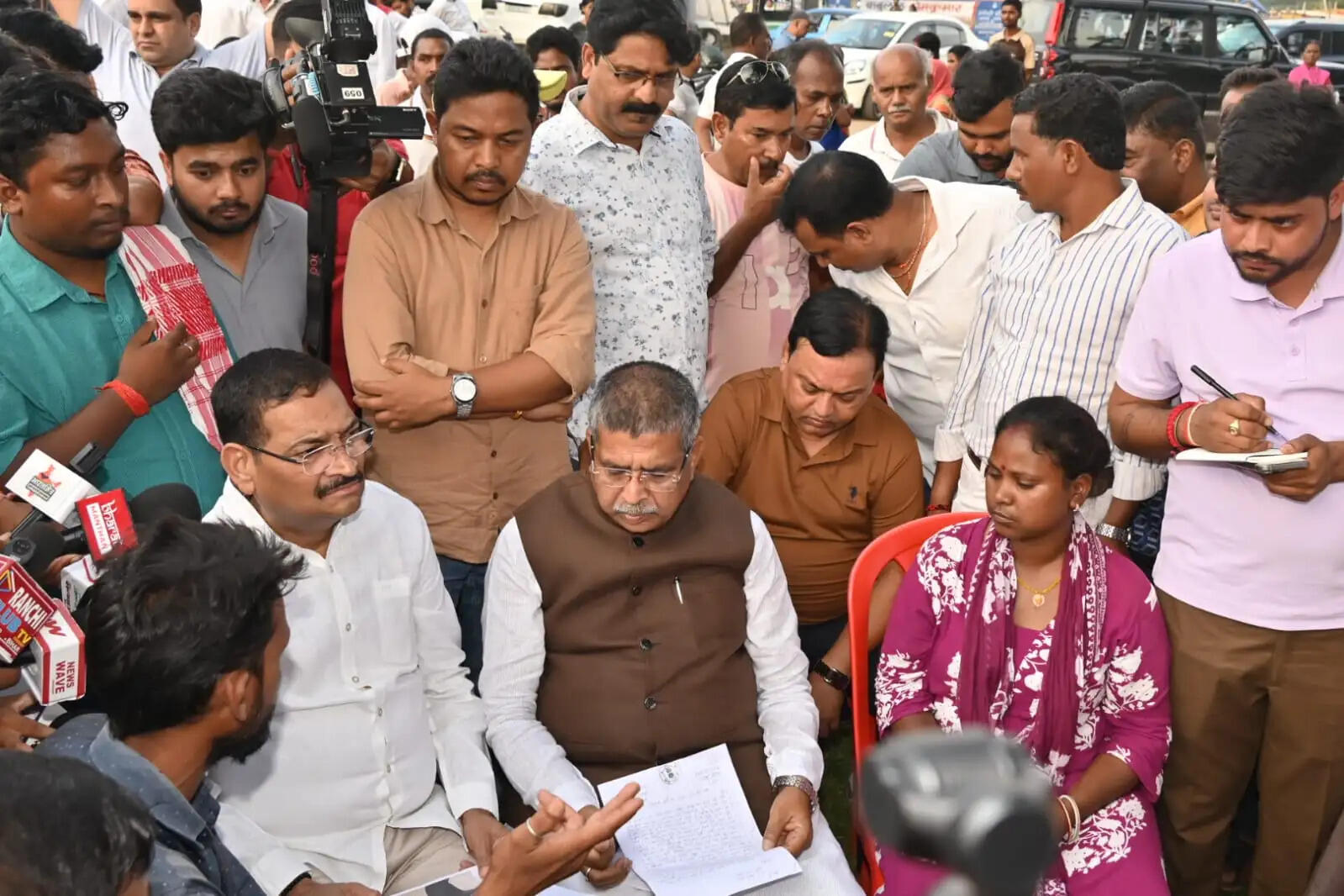 धुर्वा से लापता बच्चों के परिजन से मिले आदित्य साहू, पुलिस की कार्यशैली पर उठाए सवाल