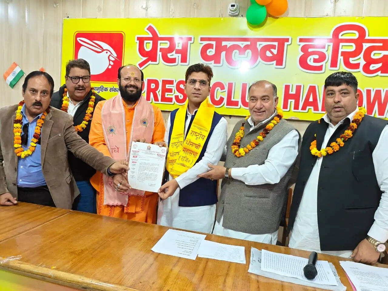 महामंडलेश्वर स्वामी रुपेंद्र प्रकाश,विधायक आदेश चौहान व साहित्यकार श्रीगोपाल नारसन श्रेष्ठ रत्न से सम्मानित