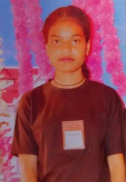 फंदे पर लटका मिला युवती का शव, परिजनों में कोहराम