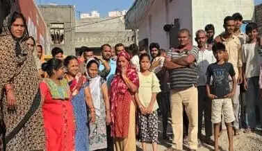 पानीपत : भीषण गर्मी में पेयजल आपूर्ति नहीं होने से लोगों ने किया प्रदर्शन