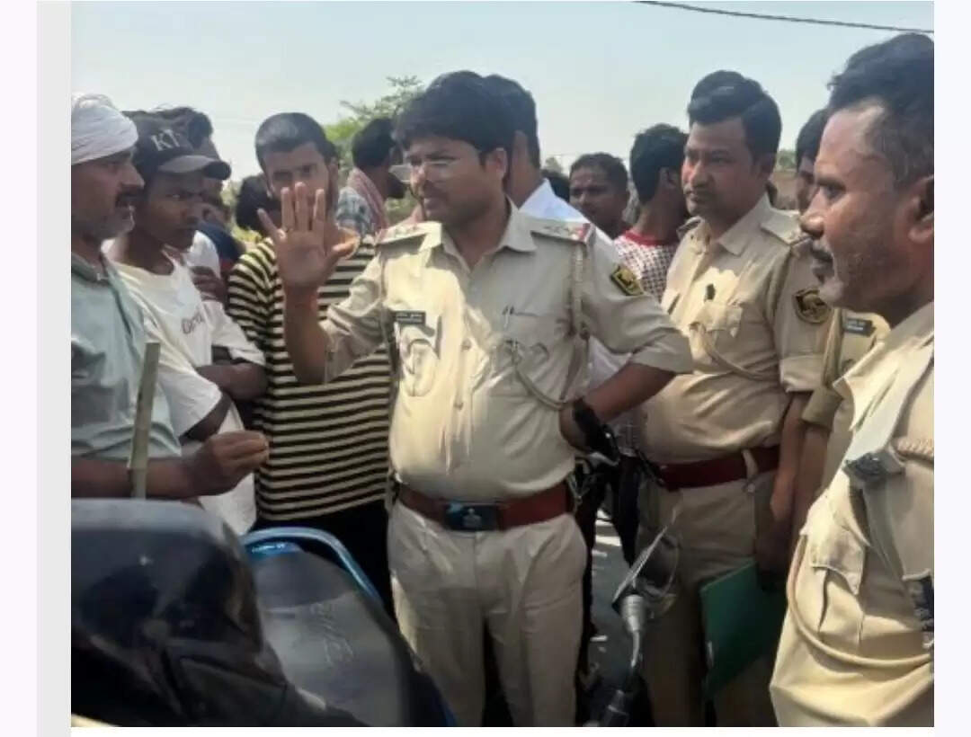 ट्रैक्टर से कुचलकर अधेड़ की मौत विरोध में सड़क जाम