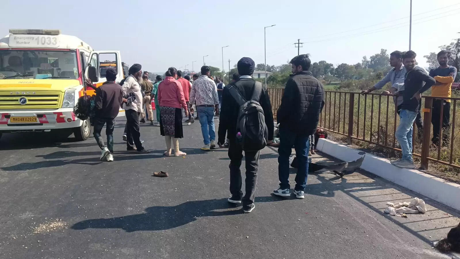 (अपडेट) जबलपुरः रेलिंग लगा रहे मजदूरों को तेज रफ्तार वाहन ने रौंदा, दो की मौत और 12 घायल