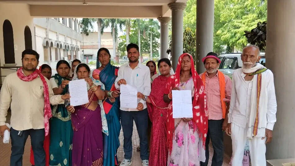 भरदा में प्रस्तावित शासकीय शराब दुकान के विरोध में उतरे ग्रामीण
