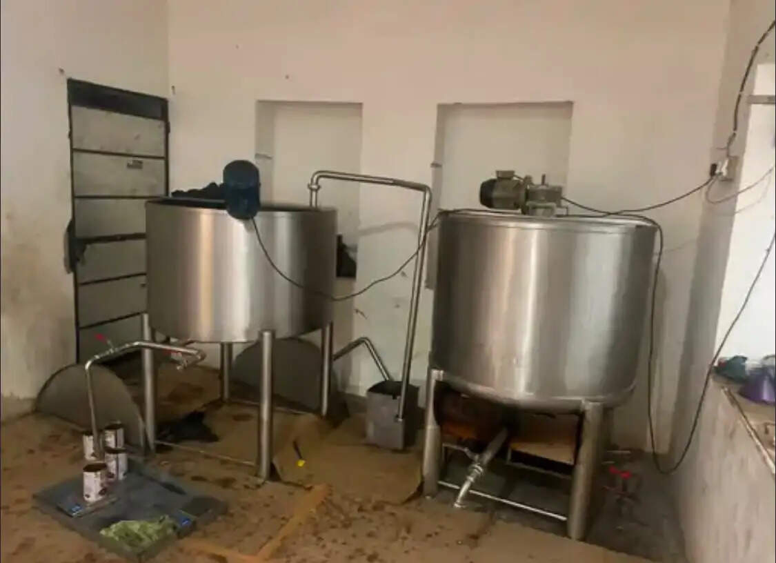 ड्रग्स फैक्ट्री की सूचना पर पहुंची डीएसटी को मिली नकली घी बनाने की फैक्ट्री, 870 किलो मिलावटी घी जब्त