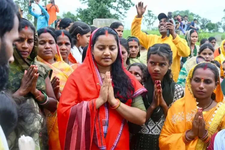 श्रावण मास के प्रथम सोमवार पर मंत्री&nbsp;लक्ष्मी राजवाड़े ने बीरपुर में की कांवड़ यात्रा और जलाभिषेक