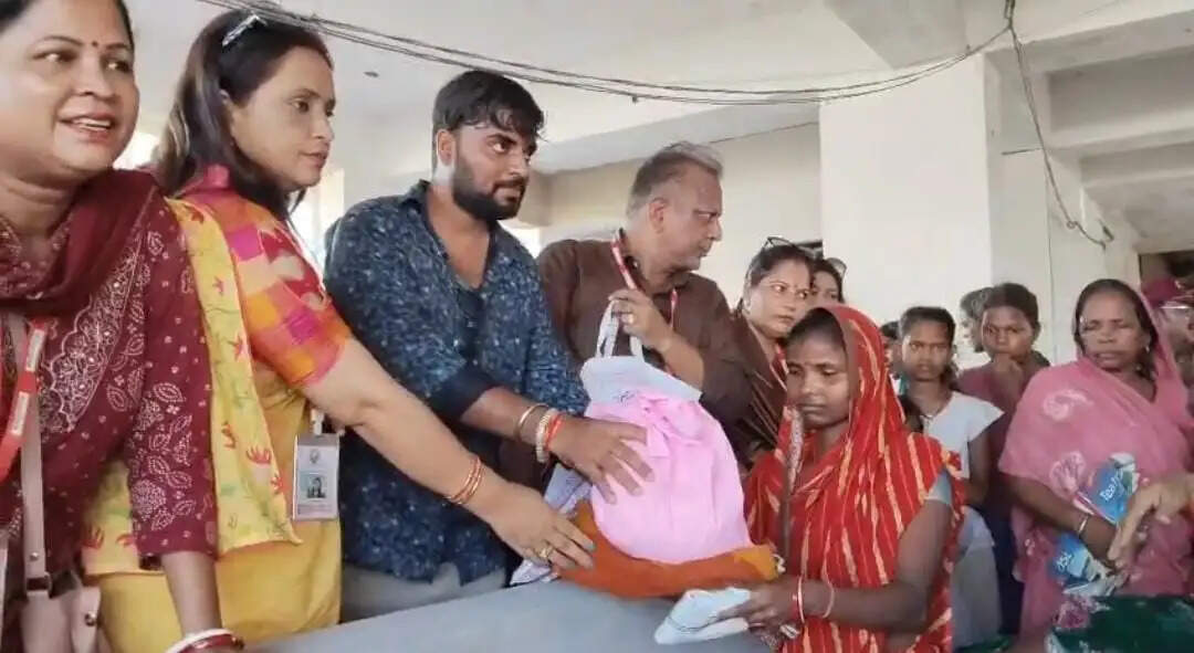 माँ आनंदी संस्थान ने सबौर के बाबूपुर मोड़ पर बांटी राहत सामग्री