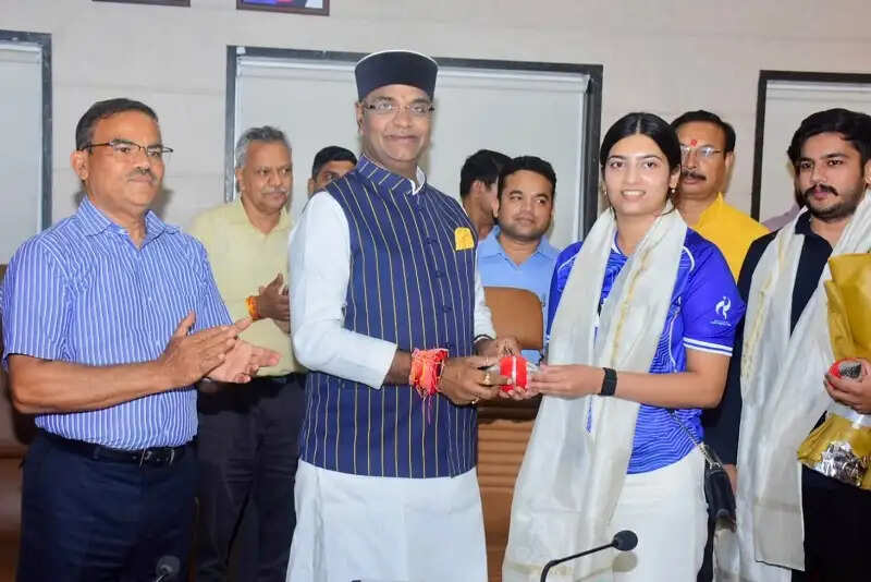 मप्रः एशियन गेम्स पदक विजेता आशी और ऐश्वर्य से मिले खेल मंत्री सारंग, बढ़ाया उत्साह
