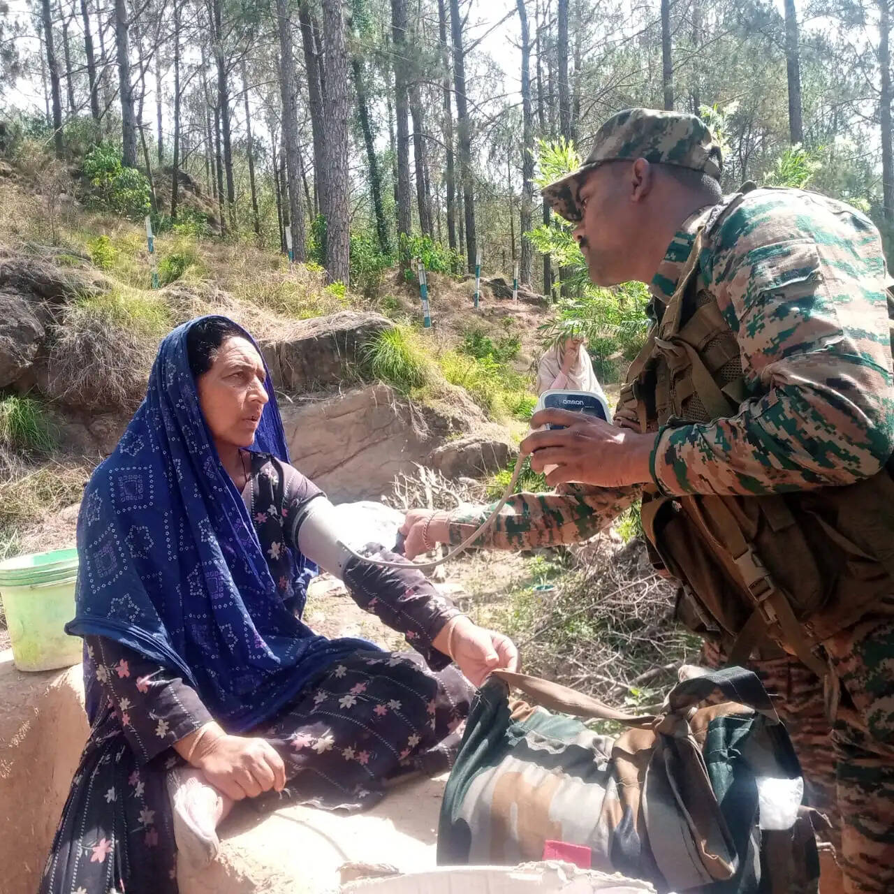 दूरदराज गांव में लगाए मेडिकल शिविर, 24 लोगों को मिला स्वास्थ्य लाभ