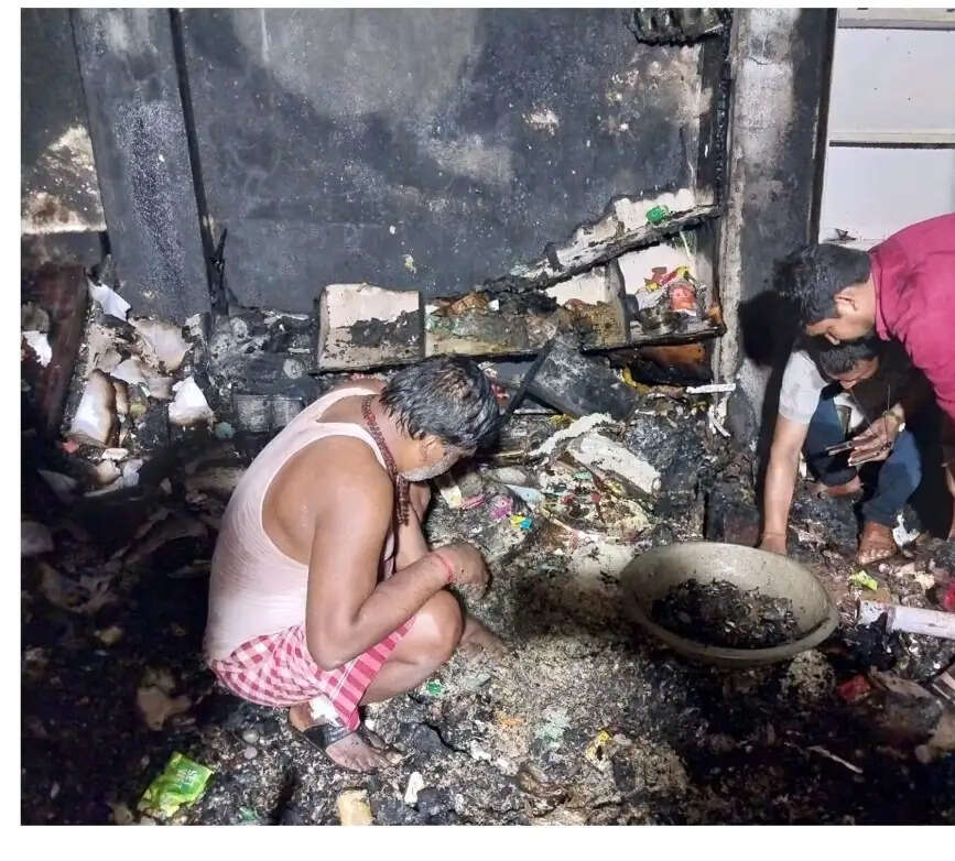 हरनौत में किराना दुकान में लगी आग से 7–8 लाख का सामान जलकर राख; दुकानदार ने प्रशासन से मांगा मुआवजा