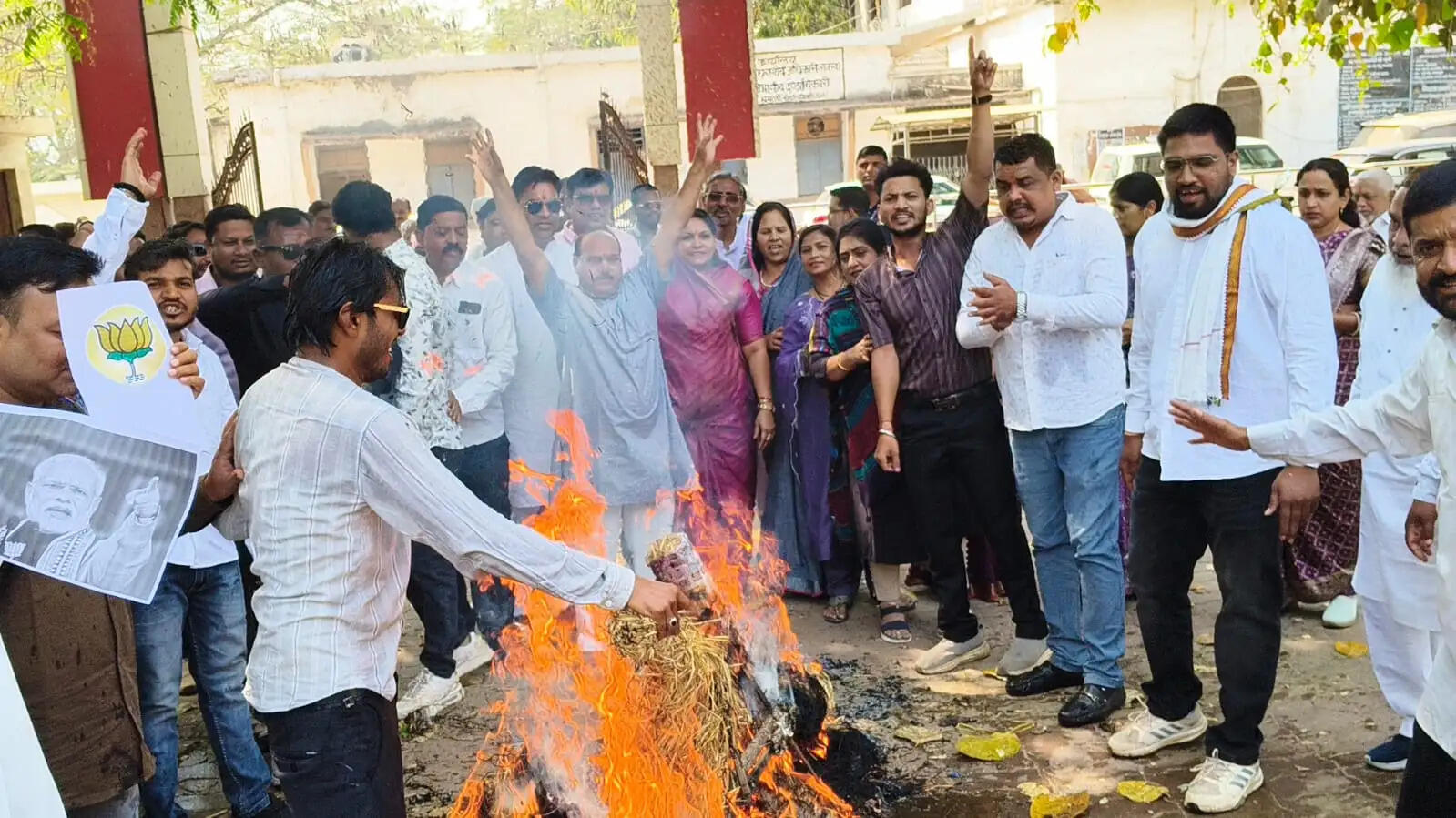 घरेलू गैस सिलिंडर के दाम बढ़ने पर कांग्रेस का प्रदर्शन, प्रधानमंत्री का किया पुतला दहन