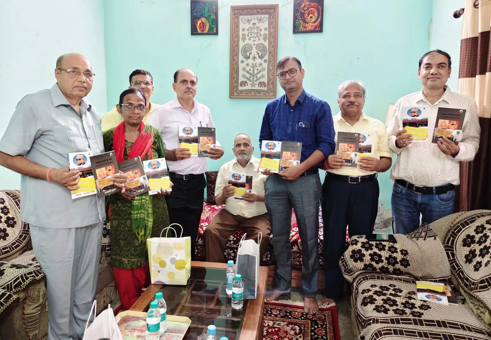 वरिष्ठ साहित्यकार रामसागर शुक्ल की देवरिया के प्रतिनिधि कवि और आइये देवरिया चलें पुस्तक का हुआ विमोचन