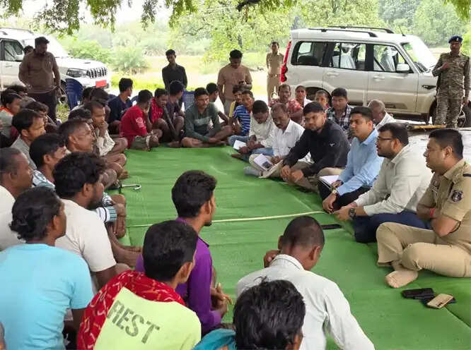 नक्सल प्रभावित रहे चिंतागुफा में पुलिस गांवों में पहुंचकर ग्रामीणों से सुन रही समस्याएं