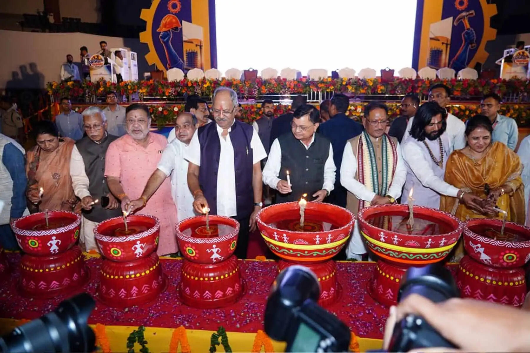 आधुनिक भारत के विश्वकर्मा हैं प्रधानमंत्री नरेंद्र मोदी, उनके 25 वर्षों के सेवाकाल के उपलक्ष्य में जलाएं 'आशीर्वाद के दीये': सांसद बृजमोहन अग्रवाल