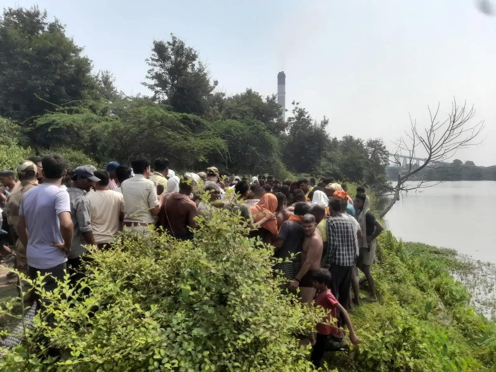 तालाब में डूब रहे भाई की जान बचाने में गंवाई खुद की जान