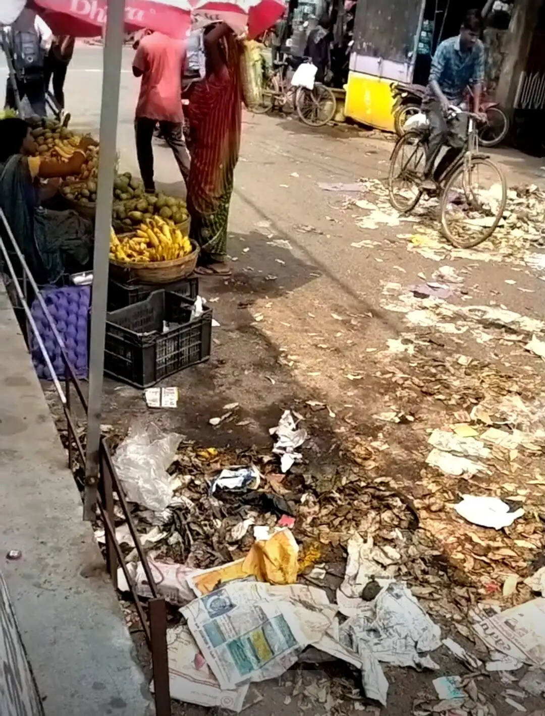 ट्रैकर स्टैंड रोड पर बिखरा कचरा, दुकानदारों और राहगीरों में नाराजगी