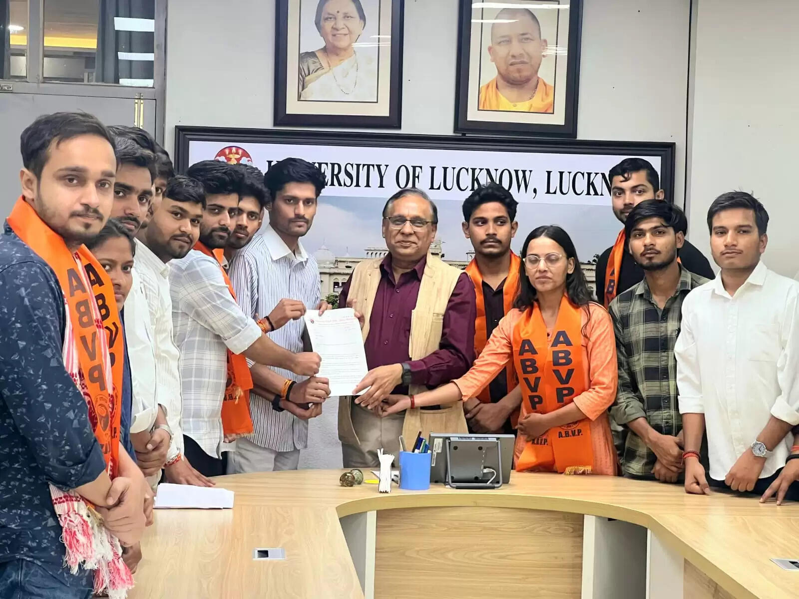 अभाविप ने समस्याओं को लेकर लखनऊ विश्वविद्यालय के कुलपति को सौंपा ज्ञापन