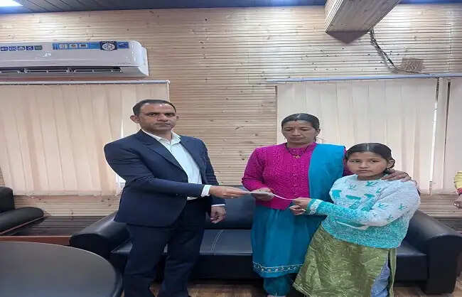 डीएम की पहल पर रेडक्रास ने जुम्मा गांव हादसे में घायल मासूम को दी आर्थिक मदद