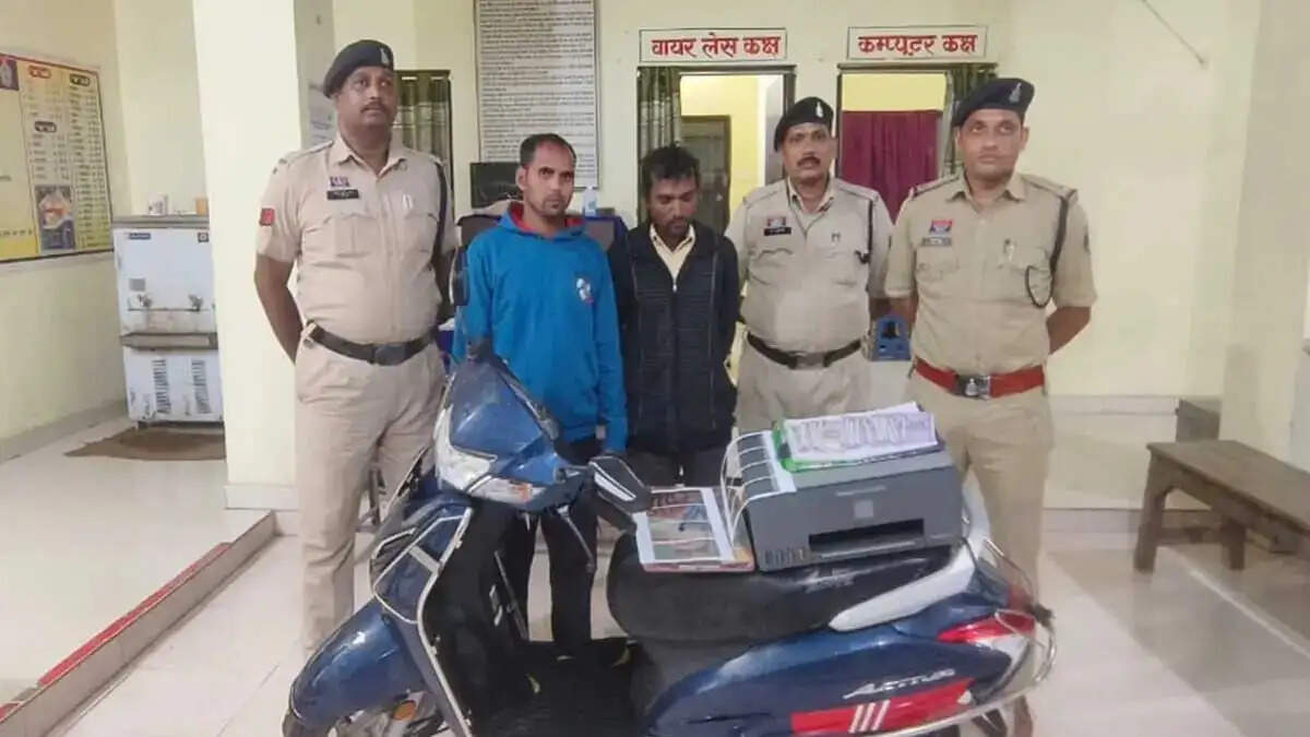 सक्ती में 17,500 रुपये के जाली नोट बरामद, कलर प्रिंटर समेत दो आरोपित गिरफ्तार