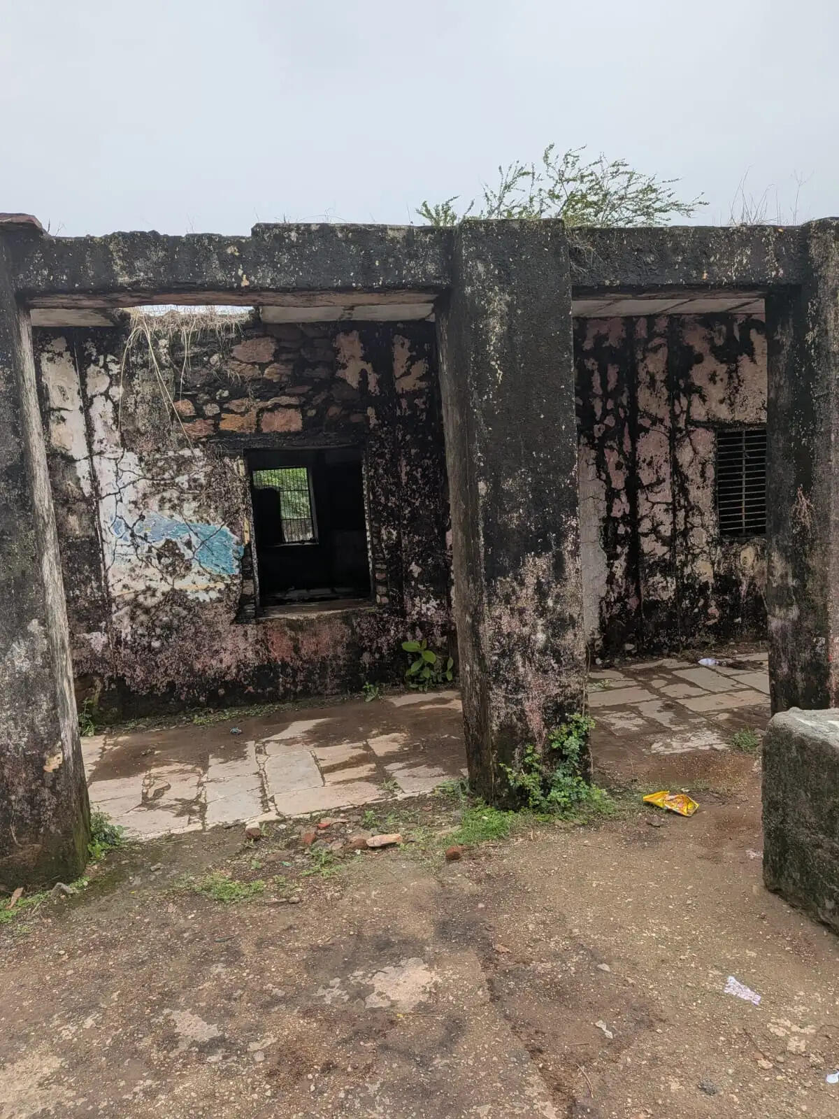 जर्जर विद्यालय भवन से छात्राओं की सुरक्षा पर संकट