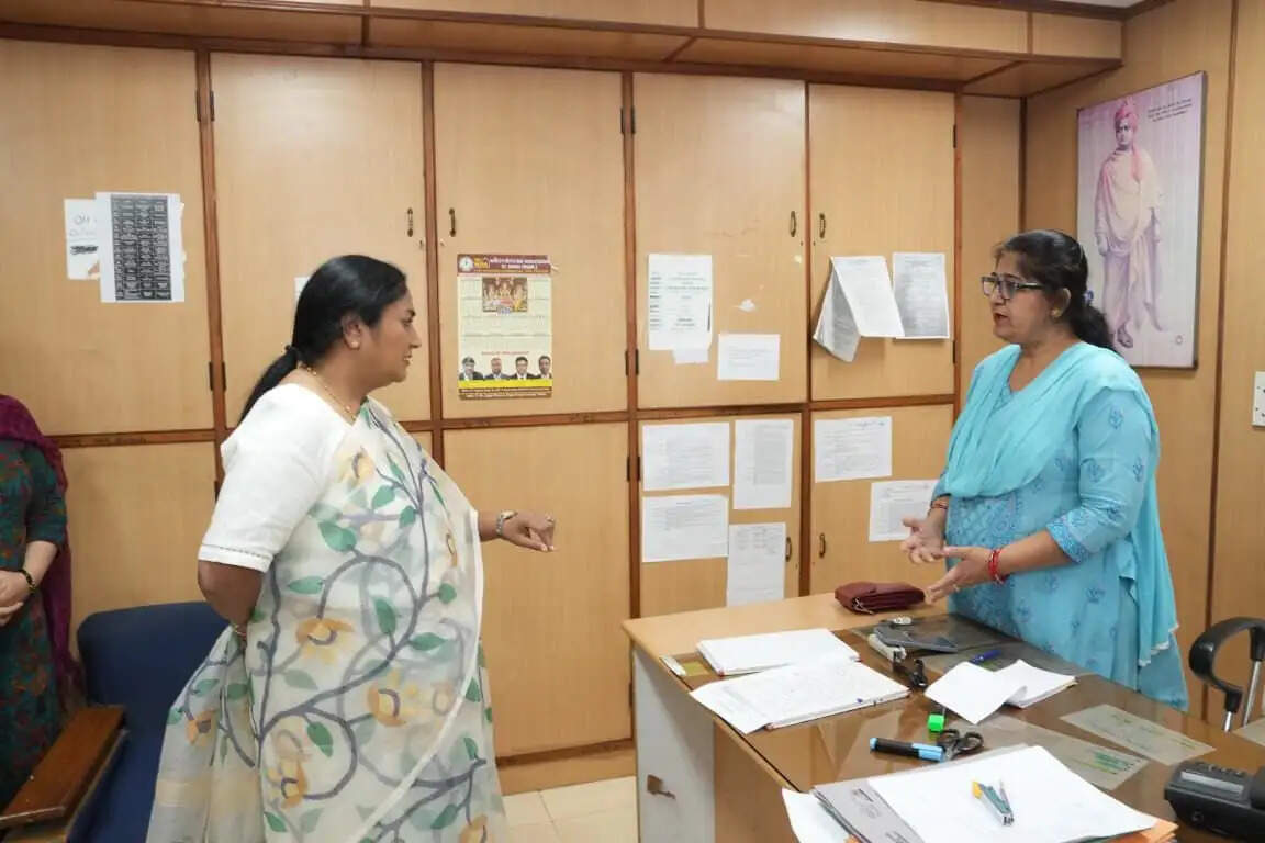 मुख्यमंत्री ने स्टेट जीएसटी कार्यालय का किया निरीक्षण, बोलीं- लापरवाही और देरी कोई स्थान नहीं