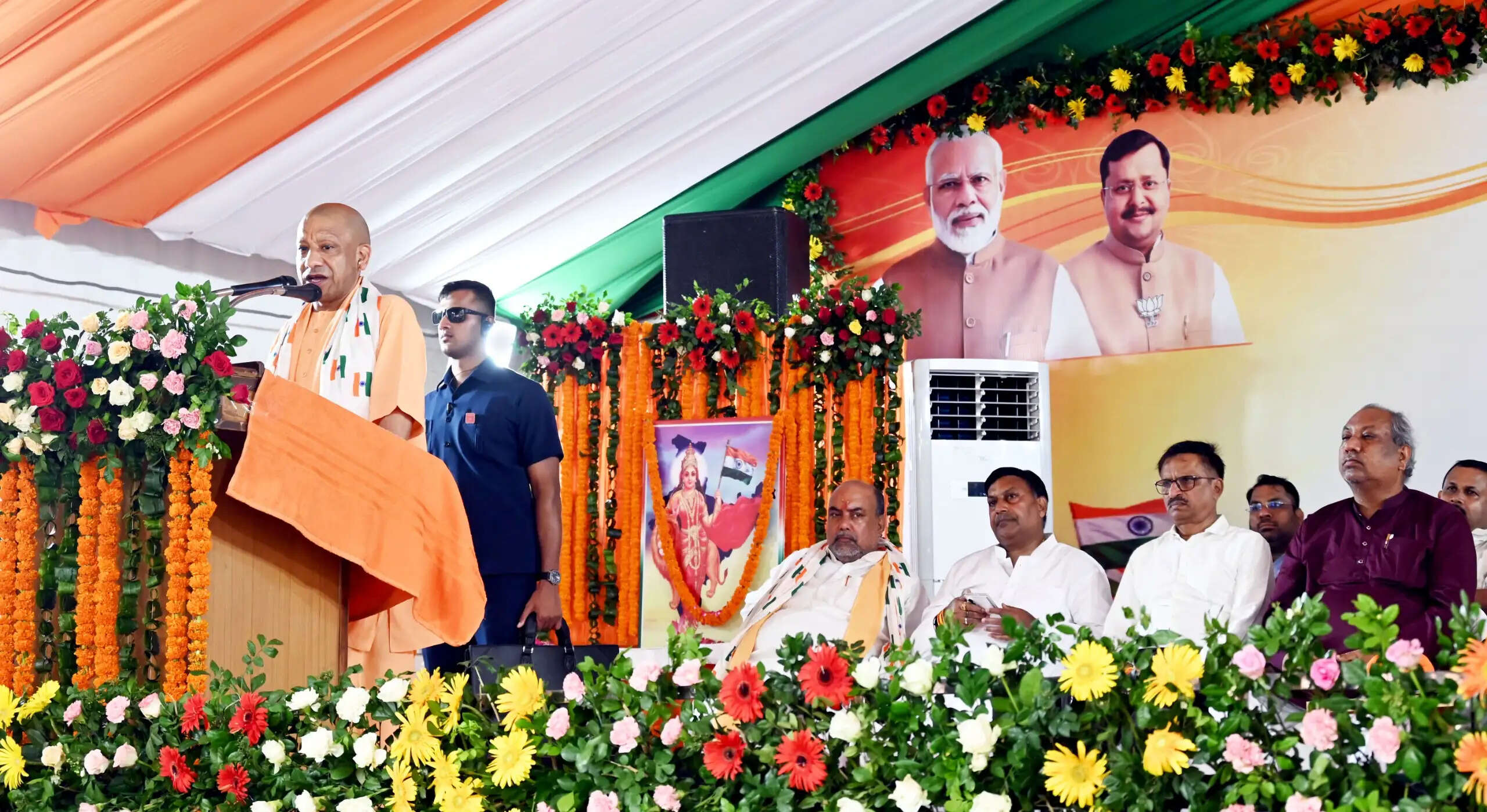 गोरखपुर : मुख्यमंत्री याेगी के नेतृत्व में निकाली गई तिरंगा यात्रा का पुष्पवर्षा से किया गया स्वागत , गूंजा राष्ट्र प्रथम का उद्घोष