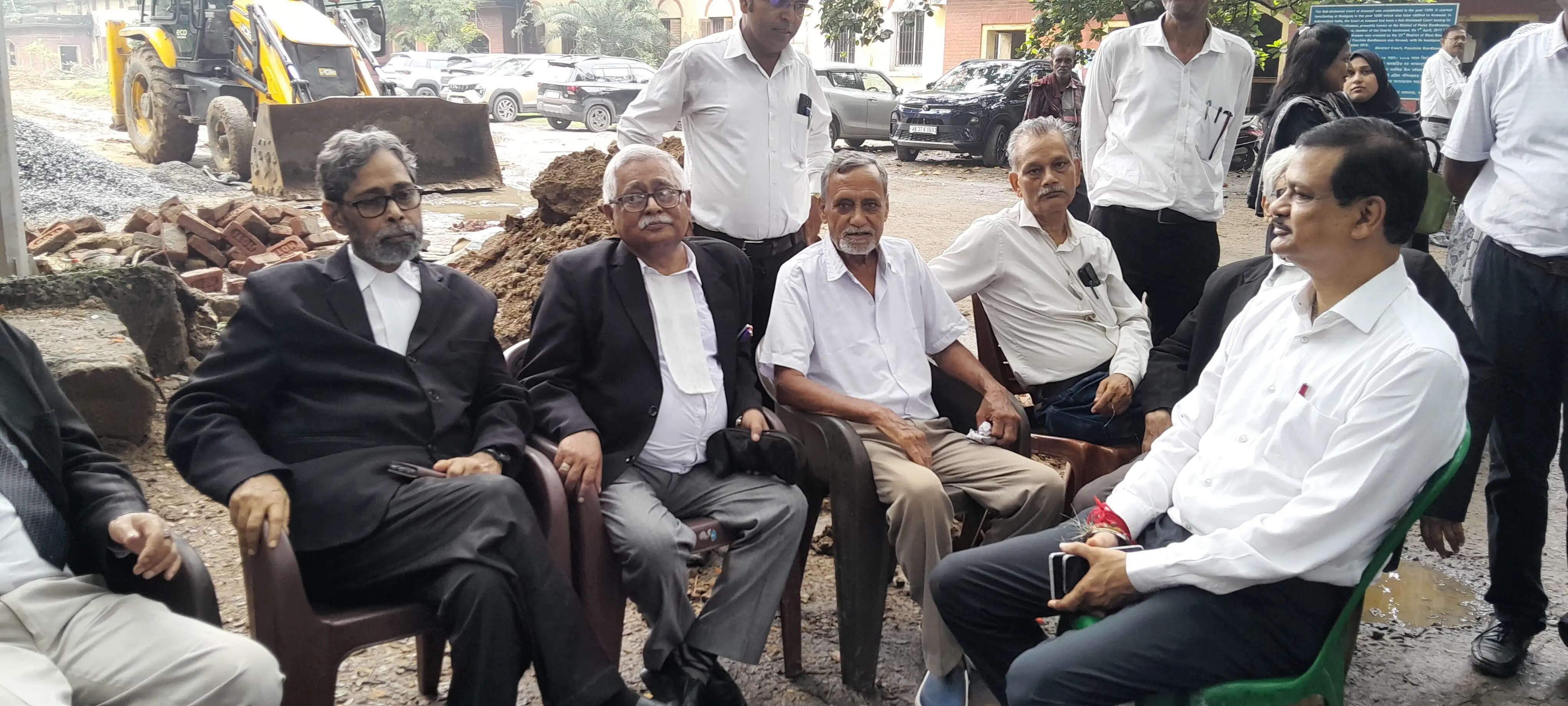 आसनसोल : वकीलों पर दर्ज मामलों के विरोध में कोर्ट गेट पर अधिवक्ताओं का धरना