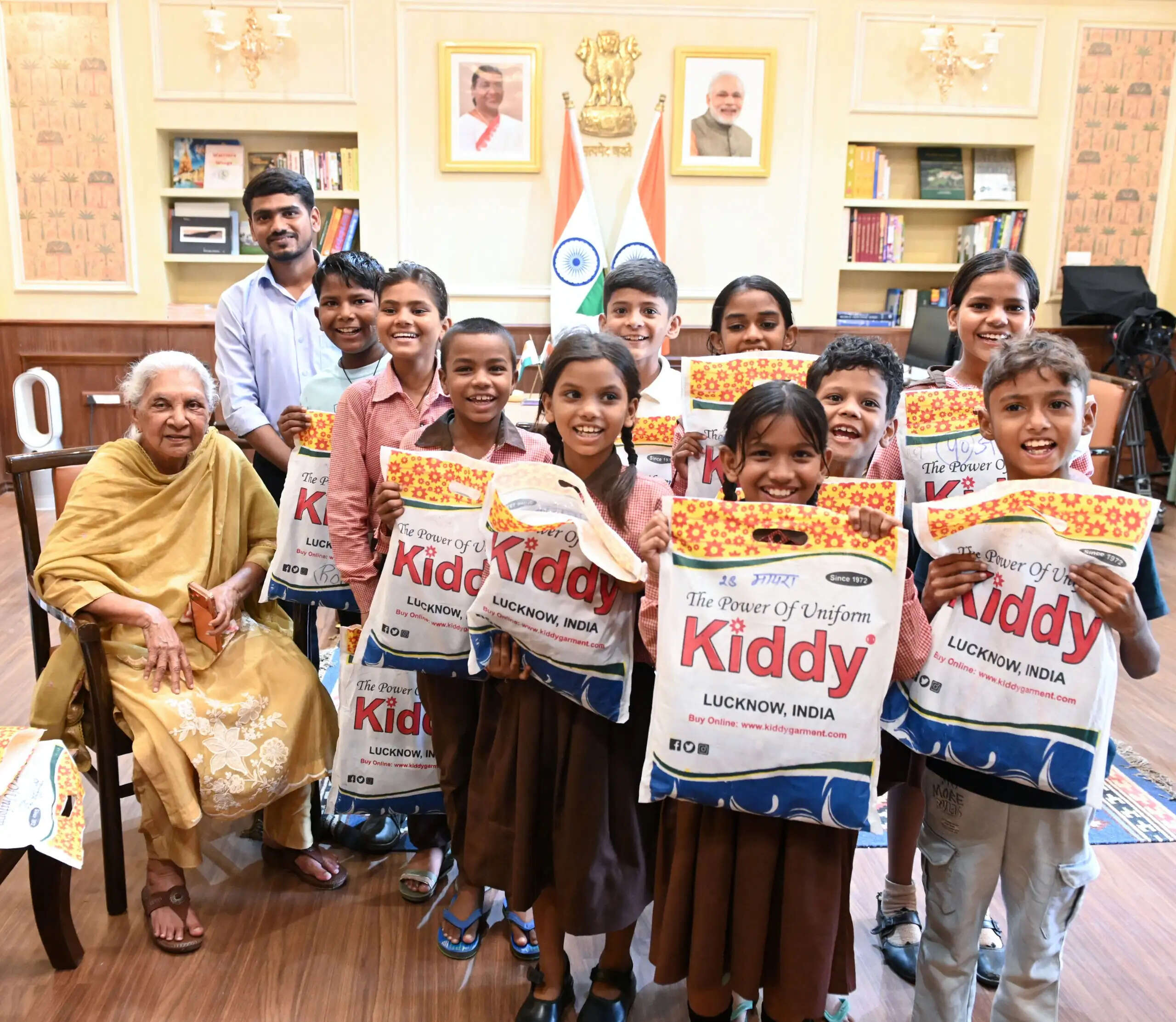 राज्यपाल ने जन भवन स्थित आदर्श माध्यमिक विद्यालय के विद्यार्थियों को वितरित की स्कूल यूनिफॉर्म