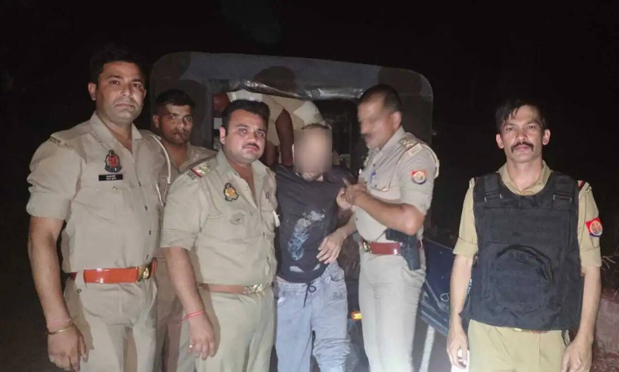 फिरोजाबाद : मुठभेड़ में 15 हजार का इनामी आरोपित गिरफ्तार, गोली लगने से घायल