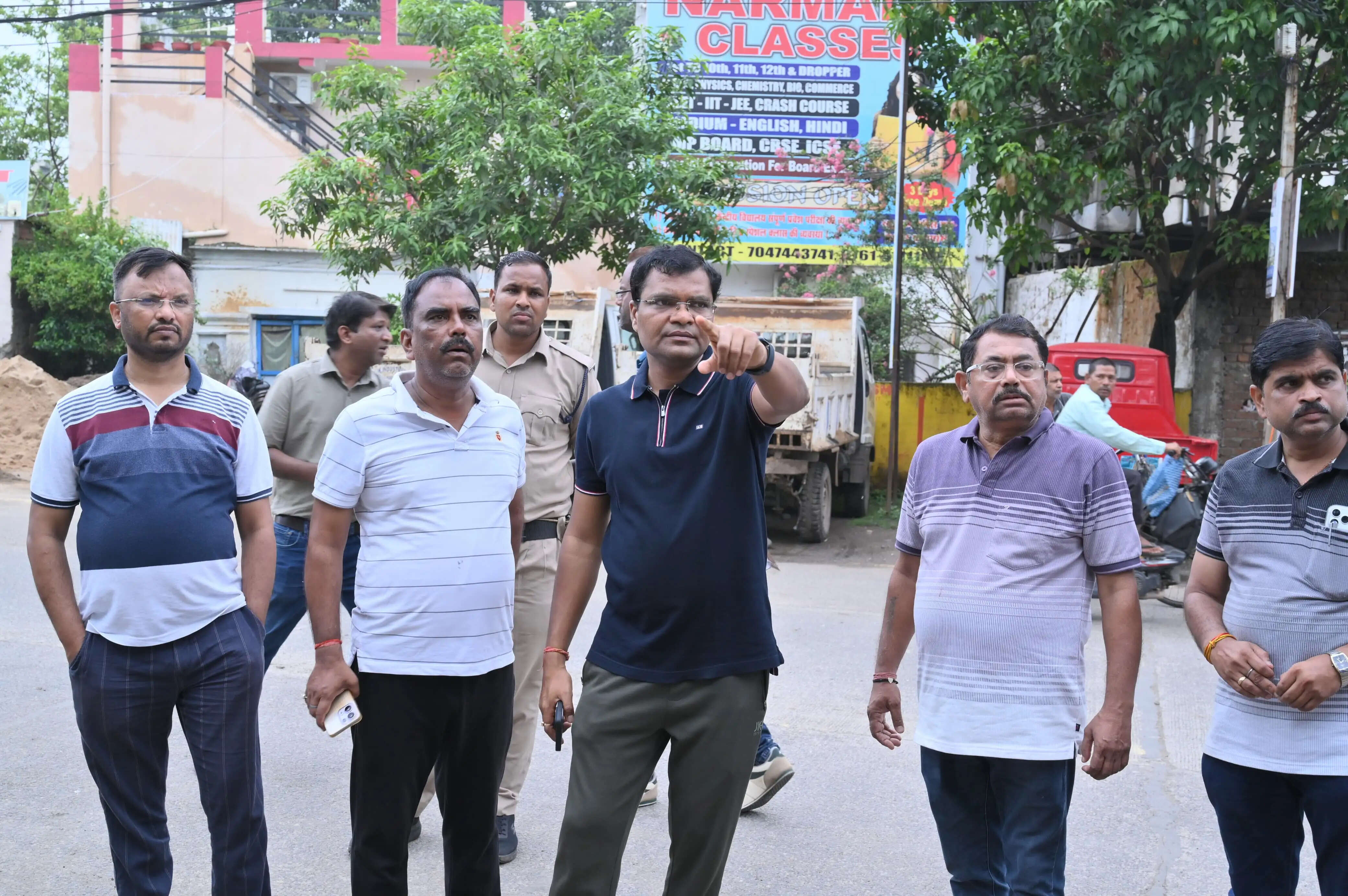 जबलपुर : सड़क पर डेयरी देखकर कमिश्नर ने तत्काल कराया चालान